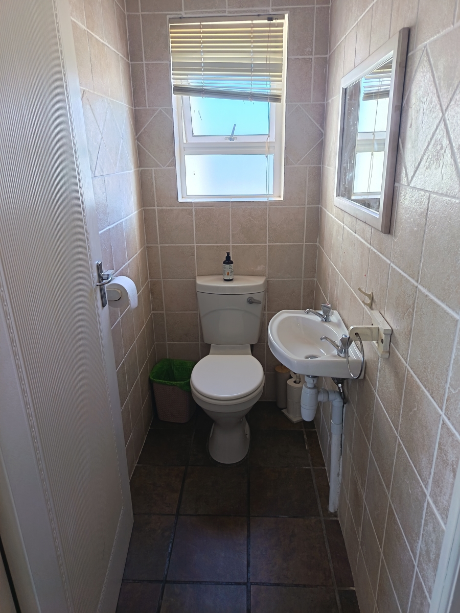 To Let 4 Bedroom Property for Rent in Hoogland Western Cape